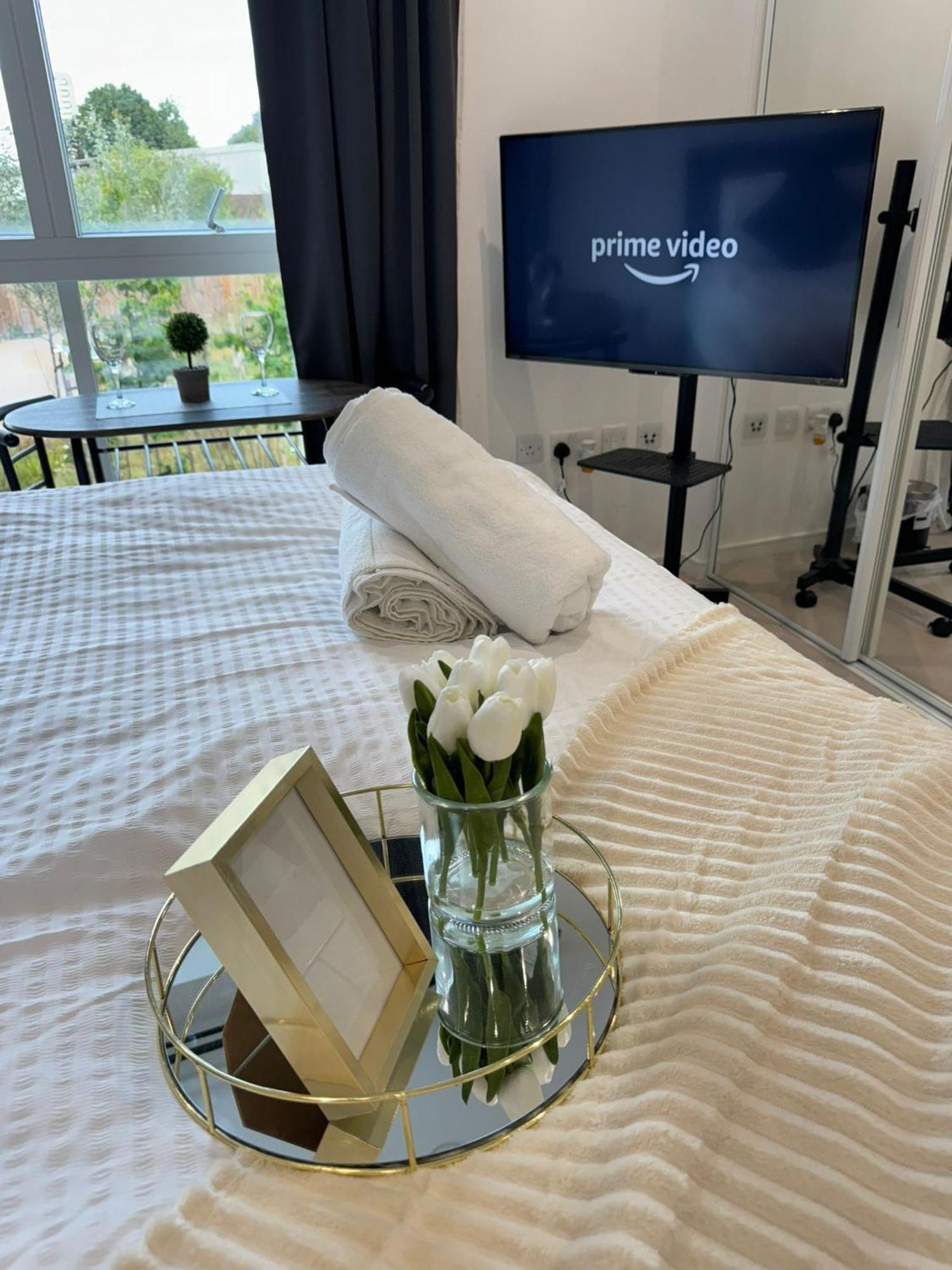 Kayz Lodge- Luxury Ensuite-Private & Shared Accommodation In A New House At The Olympic Village Overlooking Stratford Westfield And Tube Station London Exterior foto